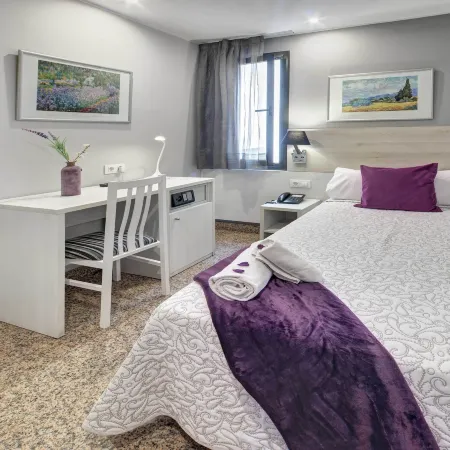 Hotel Nuevo Triunfo Отели рядом с достопримечательностью «Торговый центр Maremagnum»