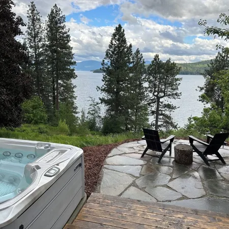 Lake Getaway in Sandpoint with Hot Tub