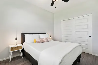 Breezy Modern House in Casa Grande with Pool,BBQ 캐사그랜디 파크스-오넬 공원 주변 호텔