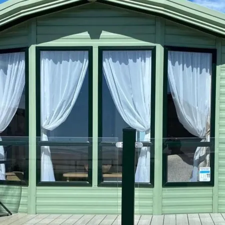 Beachside Lodge - Sleeps 6 - Pets ok - Plus Parking