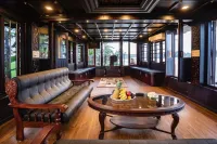 Upper Deck Houseboats