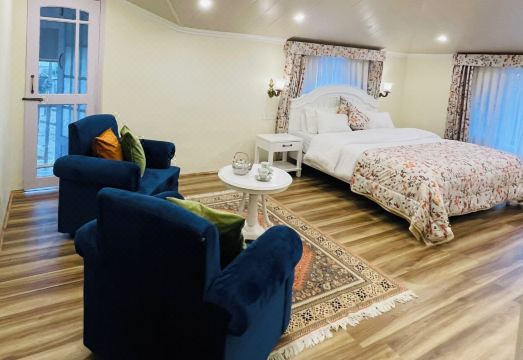 우파니 코티지스