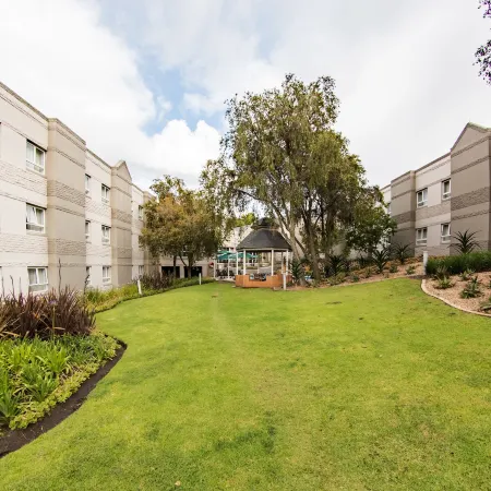 City Lodge Hotel Pinelands Отели рядом с достопримечательностью «Стадион «Атлон»»