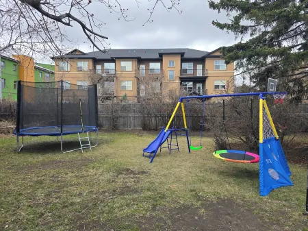 Stay & Play - Central Family Friendly Отели рядом с достопримечательностью «Университет Калгари»