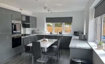 Stunning Modern 6-Bedroom House All with en-Suite
