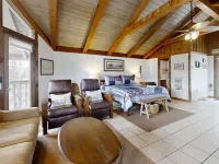 Riverview 1 Bedroom Cabin by RedAwning Hotels in Townsend