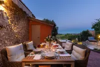 Villa Chianti, Your Secret 4 Bedrooms Retreat with View over the Vineyards in Marcialla - Homestays
