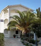 Apartment 3a, First Floor Hotels near beach Mezaroca