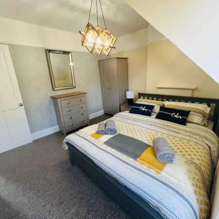 Family 4-Bed Apartment in Dawlish with Sea View