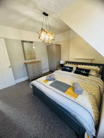 Family 4-Bed Apartment in Dawlish with Sea View