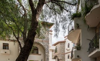 Gated Community Home, Parking, Pool, Tennis Court