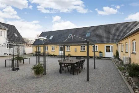 Strandsegård Ferielejlighed Отели в г. Rorvig