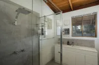 Beautiful Cosy Family Hideaway - Free Wifi and Foxtel/Stan - Amazing Long Jetty - balcony