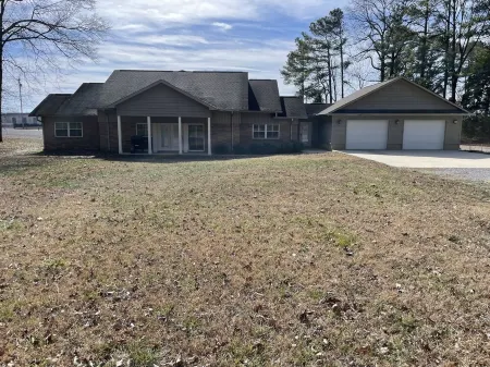 Mountain Lakes Lodge - Sleeps 11, 2 King beds, 3 Double Beds, Futon, 3 Bathrooms Отели в г. Скотсборо