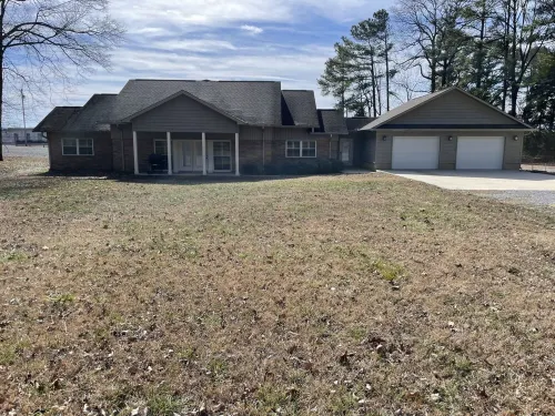 Mountain Lakes Lodge - Sleeps 11, 2 King beds, 3 Double Beds, Futon, 3 Bathrooms Hotels in Scottsboro