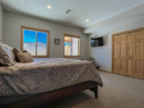 Breathtaking Views and Relaxing Hot Tub - Stunning Mountain Haven