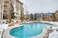 Walk to slopes - Village condo with balcony, views, hot tubs, & gym