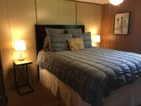 Fishing from the Dock, Waterfront Cabin, Free Kayaks for Your Use! Hotels in Stump Sound