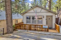 Cozy 2Br/2BA Log Home: Fenced Yard, Gas Fireplace & Walk to Lake - Vuoristonäköala