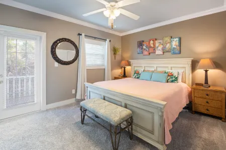 Exciting Getaway with Free Golf and Fishing - Charming Coastal Retreat