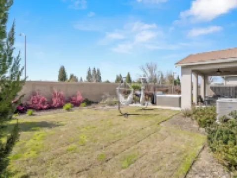 Brand New, Hot Tub, King Suite, BBQ, Fire Pit!