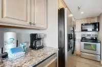 Beautiful condo in beachfront building with pool, balcony, AC & lovely decor Hotels in Okaloosa Island