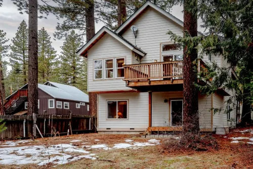 Charming Retreat with Spacious Backyard - Cozy and Inviting Escape