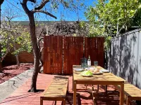 Retro House 3-bedrooms @St Peters. 2km to CBD Hôtels à proximité de : St Peters Billabong