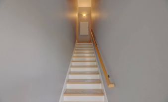 Spacious Living with Private Suites - 0223f12000kjd68s64AFB R 339 206 R5 D 