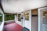 Craftsman Cottage Hotels in Springfield
