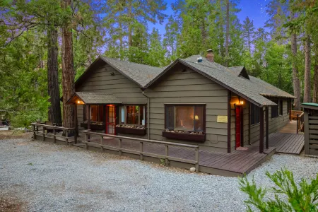 Charming Cabin with Spa and Amazing Pine Views - Inviting Getaway