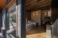 Kitchenette and Luxurious Shower Experience - Charming Retreat