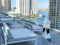 Skyline Views and Infinity Pool Access - Luxurious Designer Haven