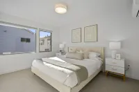 Spacious Three Story Townhouse with Modern Amenities - Inviting Family Retreat Hotels in Shoreline