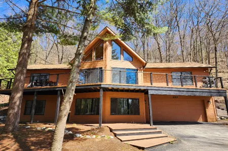 Stunning Haven - Modern Kitchen, Great Room, Spacious Deck