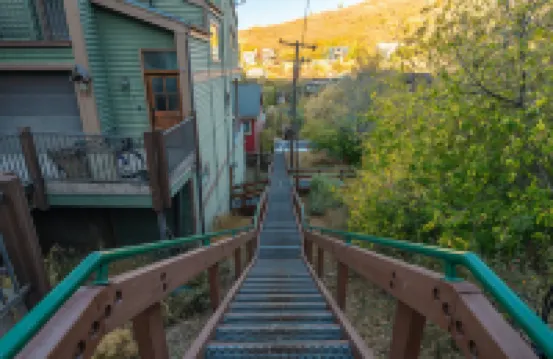 Walk to skiing and Main, Spectacular Old Town 4br Modern Home, Hot Tub, Fireplace, Outdoor firepit