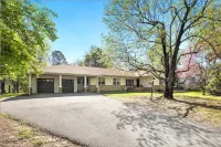 Bright Living Space and Large Outdoor Oasis - Stylish Haven