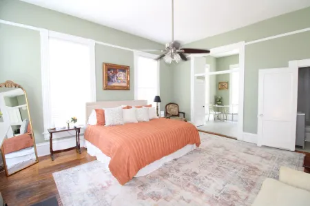 Stylish Space and Historic Charm - Captivating Downtown Retreat Отели рядом с достопримечательностью «Clinton Presidential Park Bridge»