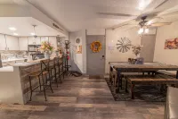 Ski-in/out Rustic Retreat - Car-free Mountain Sanctuary 布賴恩峰住宿飯店