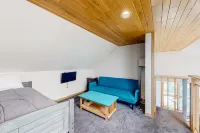 Duplex with deck, renovated kitchen, pool & hot tub - close to the river