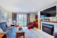 Charming condo near skiing and trails with gas fireplace, deck, and tennis court Hotels in Warren