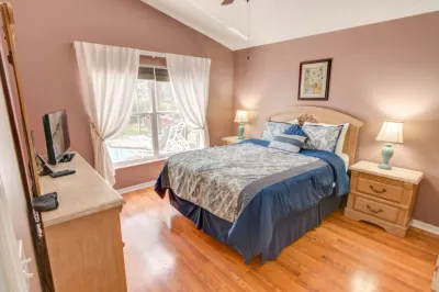 Screened-in Pool and Spacious Outdoor Area - Stunning Retreat