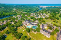 Comfortable, 2nd-floor condo with balcony, washer/dryer, pools, & clubhouse Hotels in Oliver Township