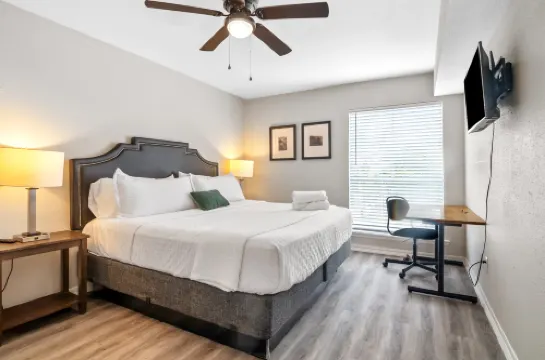 Chic 1-BR Flat w/ Workspace | 8 Min to City Center