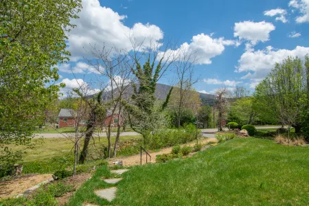 Charming Vintage Cottage - Ideal Downtown Getaway with Scenic Bliss