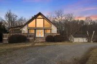 Private Hot Tub and Game Room Fun - Charming Cozy Retreat 클리어스프링 호텔