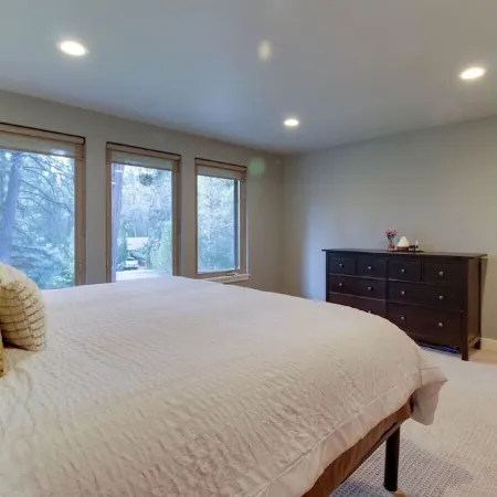 Hot Tub // Fenced Yard // AC // Pet-Friendly in Best Neighborhood in Bend