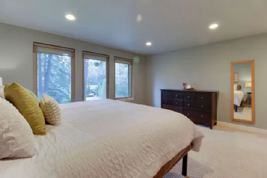 Hot Tub // Fenced Yard // AC // Pet-Friendly in Best Neighborhood in Bend