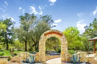 Charming Cabin with Hot Tub and Waterfalls - Serene Country Retreat Hotels in Wimberley