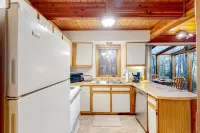 Dog-friendly duplex with fireplace, central AC & loft - on golf course Hotels in Cross Township